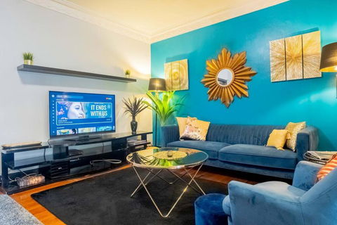 Art Deco Retreat, Shops & Cafes, Public Street Parking - Tourism Gold Coast 1