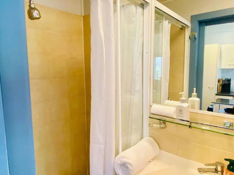 Art Deco Retreat, Shops & Cafes, Public Street Parking - Tourism Gold Coast 2