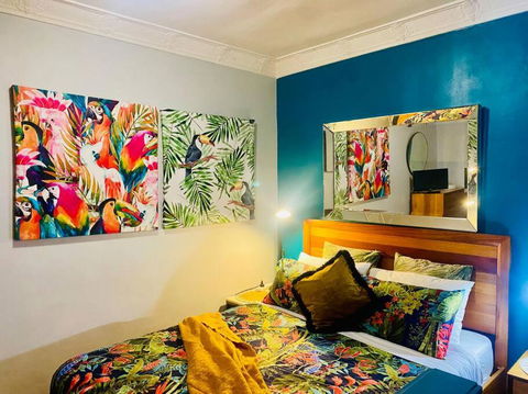 Art Deco Retreat, Shops & Cafes, Public Street Parking - Tourism Gold Coast 3