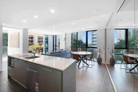 Artique 3 Bedroom Apartment Close To The Beach - CoastHM - Tourism Gold Coast 2