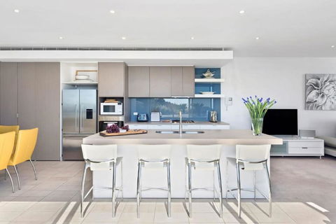 Azure Bliss Luxe With Water Views Walk To Beach - Tourism Gold Coast 2