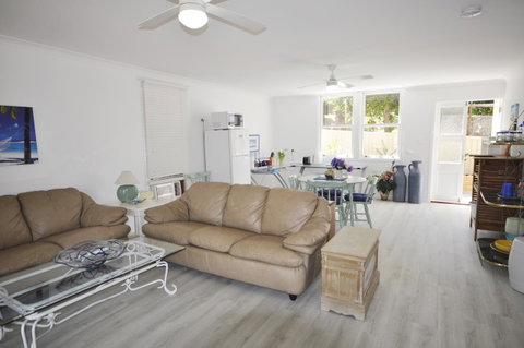 Retro Beach Flat - Tourism Gold Coast 14
