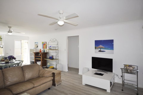 Retro Beach Flat - Tourism Gold Coast 4