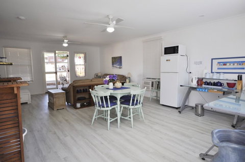 Retro Beach Flat - Tourism Gold Coast 10