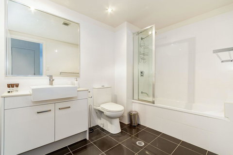 First Floor, Air Conditioned, Free Wi-Fi! - Gold Coast 17