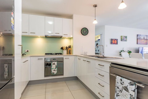 First Floor, Air Conditioned, Free Wi-Fi! - Gold Coast 11