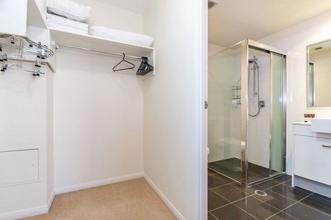 First Floor, Air Conditioned, Free Wi-Fi! - Gold Coast 5