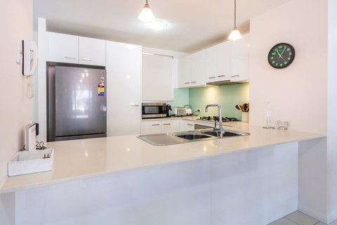 First Floor, Air Conditioned, Free Wi-Fi! - Gold Coast 1