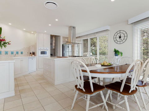 'Baylife Villa' 4a Warruga St - Large Home With WIFI, Netflix, Aircon, Linen & Spectacular Views - Tourism Gold Coast 3