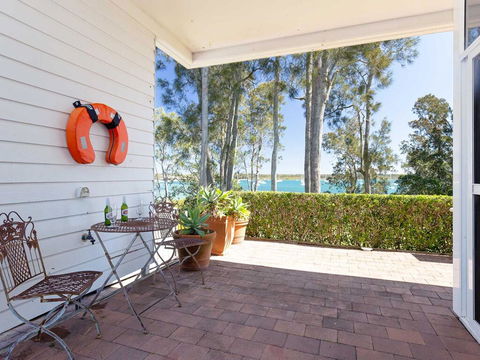 'Corlette Waterfront', 2/44 Danalene Parade - Waterfront Luxury, WIFI, Aircon, Boat Parking - Tourism Gold Coast 3