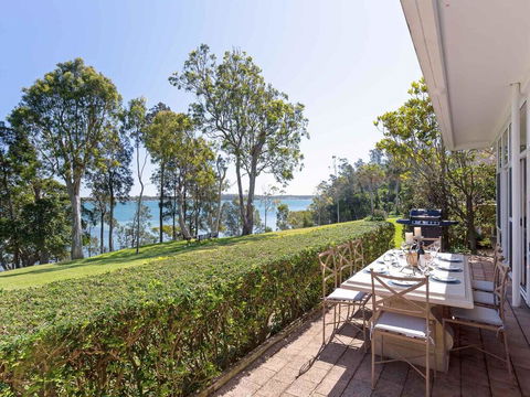 'Corlette Waterfront', 2/44 Danalene Parade - Waterfront Luxury, WIFI, Aircon, Boat Parking - Tourism Gold Coast 2