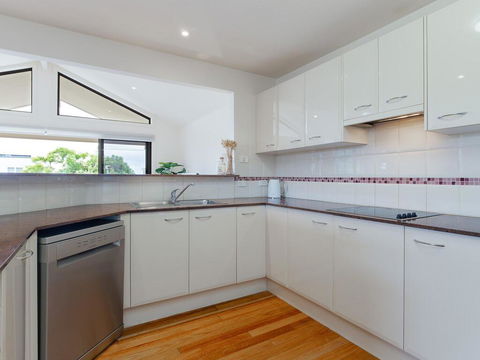 'Sandy Point Haven', 21a Sandy Point Rd - Stylish Haven With WIFI, Air Conditioning & Water Views - Tourism Gold Coast 2