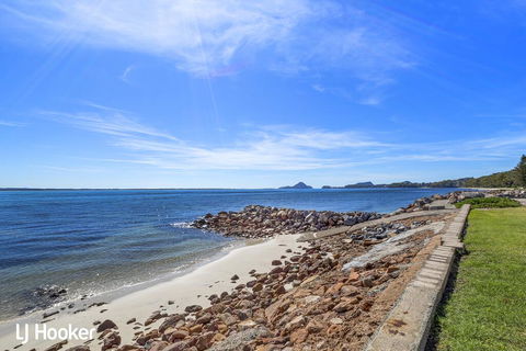 'Yacaaba' Beautiful Waterfront Location - Tourism Gold Coast 1