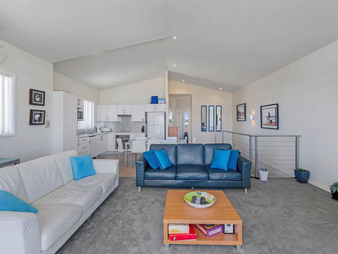 1/32 Ocean Avenue - Three Bedrooms, Three Bathrooms, Air Con, Boat Parking & Water Views - Tourism Gold Coast 2