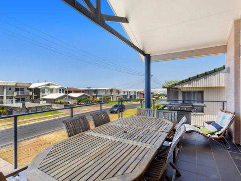 1/32 Ocean Avenue - Three Bedrooms, Three Bathrooms, Air Con, Boat Parking & Water Views - Tourism Gold Coast 1