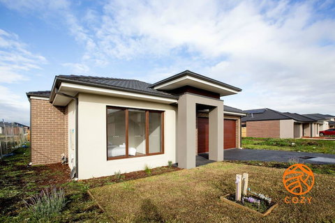 109, Cozy Cranbourne Family House, 5Bed2Bath2Parking - Gold Coast 0