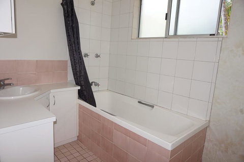 11 Bomburra Court - Rainbow Beach, Comfortable Beach House, Plenty Of Boat Parking - Tourism Gold Coast 1