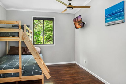 11 Naiad Court - Rainbow Shores, Fantastic Family Retreat, Swimming Pool, 200m To Beach, Free Wi-Fi - Tourism Gold Coast 1