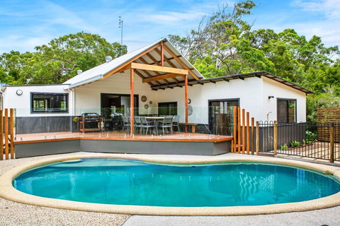 11 Naiad Court - Rainbow Shores, Fantastic Family Retreat, Swimming Pool, 200m To Beach, Free Wi-Fi - Tourism Gold Coast 0
