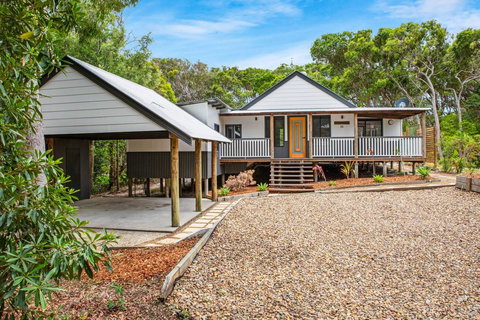 11 Naiad Court - Rainbow Shores, Fantastic Family Retreat, Swimming Pool, 200m To Beach, Free Wi-Fi - Tourism Gold Coast 3