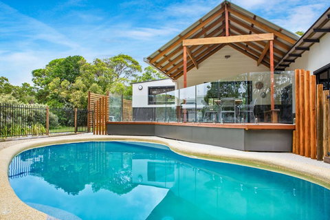 11 Naiad Court - Rainbow Shores, Fantastic Family Retreat, Swimming Pool, 200m To Beach, Free Wi-Fi - Tourism Gold Coast 2