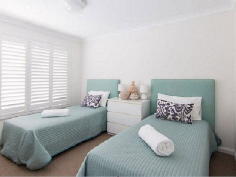 12 Cliff Road - Tourism Gold Coast 2