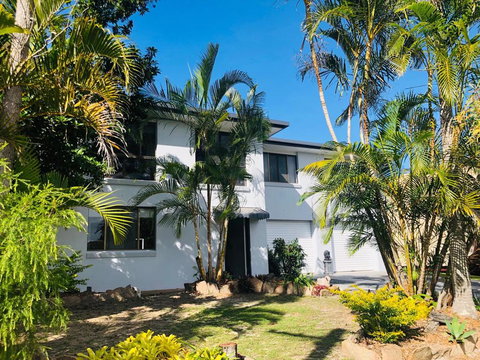12 Cooloola Drive - Family Home, Close To Beach, Pet Friendly - Tourism Gold Coast 3