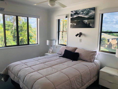 12 Cooloola Drive - Family Home, Close To Beach, Pet Friendly - Tourism Gold Coast 1