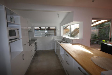 15 Belle Court - Modern, Architect Designed, Open Plan Holiday Home With Outdoor Shower - Tourism Gold Coast 3