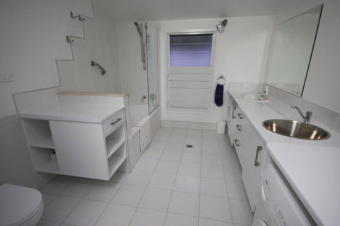 15 Belle Court - Modern, Architect Designed, Open Plan Holiday Home With Outdoor Shower - Tourism Gold Coast 2