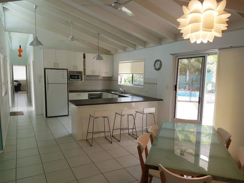 15 Larapinta Court - Family Home With Swimming Pool In A Quiet Street And Central Location Close To CBD - Tourism Gold Coast 0