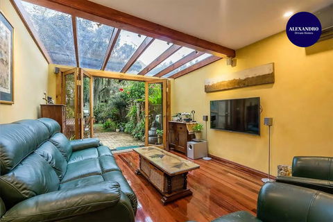 2 Bed Renovated Terrace - Erskinville - Tourism Gold Coast 2