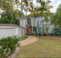 2 Satinwood Drive - Rainbow Shores Executive Level Beach House Pool Walk to Beach - Tourism Gold Coast