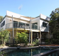 20 Orania Court - Two storey family home with swimming pool patio  large deck. Pet friendly - Tourism Gold Coast