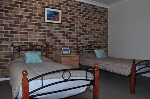 23 Carlo Road - Lowset Family Home Within Walking Distance To The Shopping Centre. Pet Friendly - Tourism Gold Coast 2