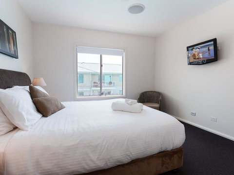 245 'Pacific Blue', 265 Sandy Point Rd - Air Conditioned Unit With Resort Facilities And Linen Supplied - Tourism Gold Coast 2