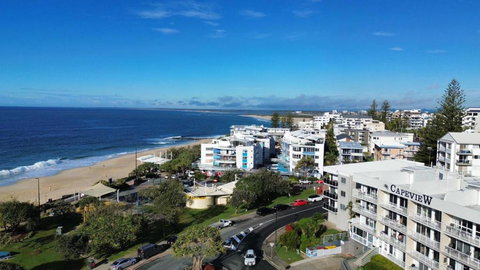 Capeview Apartments - Right On Kings Beach - Tourism Gold Coast 3