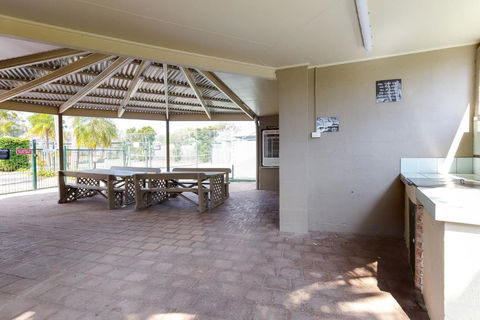 Carindale, 13 19 Dowling Street - Ground Floor Unit With Complex Pool And Tennis Court - Tourism Gold Coast 3
