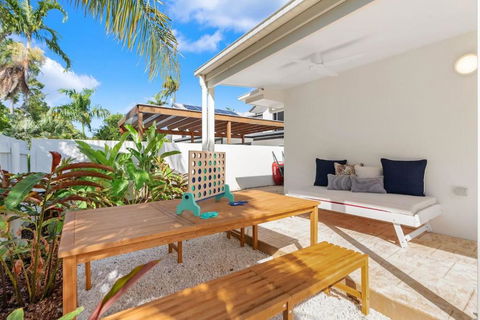 Cedar Villa - Poolside Stunner By The Beach - Tourism Gold Coast 4