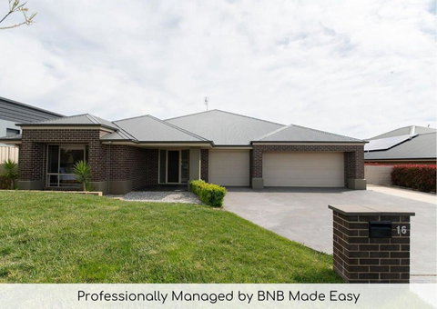 Centennial Cres, Modern, Entertaining Home, Sleeps 8 - Tourism Gold Coast 0