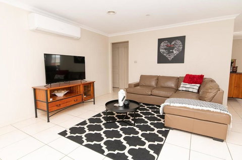 Centennial Cres, Modern, Entertaining Home, Sleeps 8 - Tourism Gold Coast 1