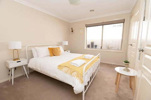 Centennial Cres, Modern, Entertaining Home, Sleeps 8 - Tourism Gold Coast 2