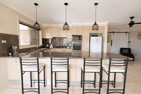 Centennial Cres, Modern, Entertaining Home, Sleeps 8 - Tourism Gold Coast 3