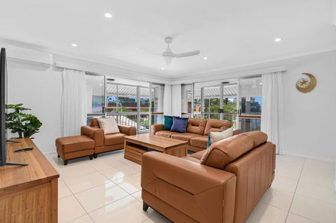 Central Located 3 Bedroom Unit In Southport - Tourism Gold Coast 3