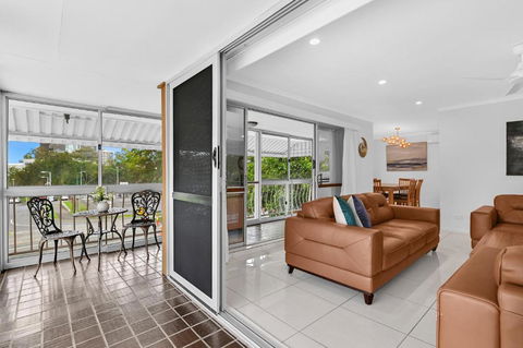 Central Located 3 Bedroom Unit In Southport - Tourism Gold Coast 4
