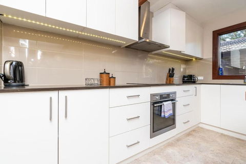 Charming Two-story 2BR Townhouse In Braddon - Tourism Gold Coast 1