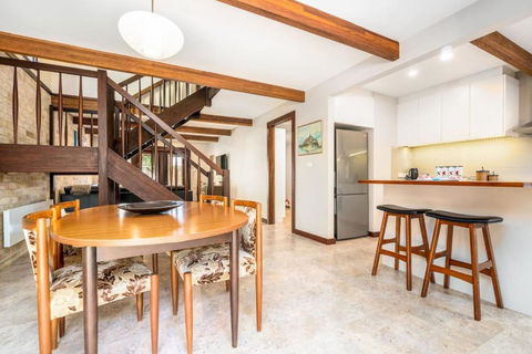 Charming Two-story 2BR Townhouse In Braddon - Tourism Gold Coast 2