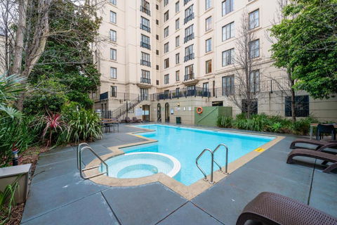 Chic 1-Bed In East Melbourne With Gym & Pool - Tourism Gold Coast 3