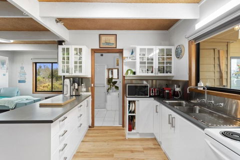 Coastal Cottage With Ocean Views - Tourism Gold Coast 4