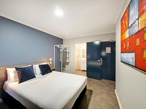 28 Hotel - Tourism Gold Coast 1